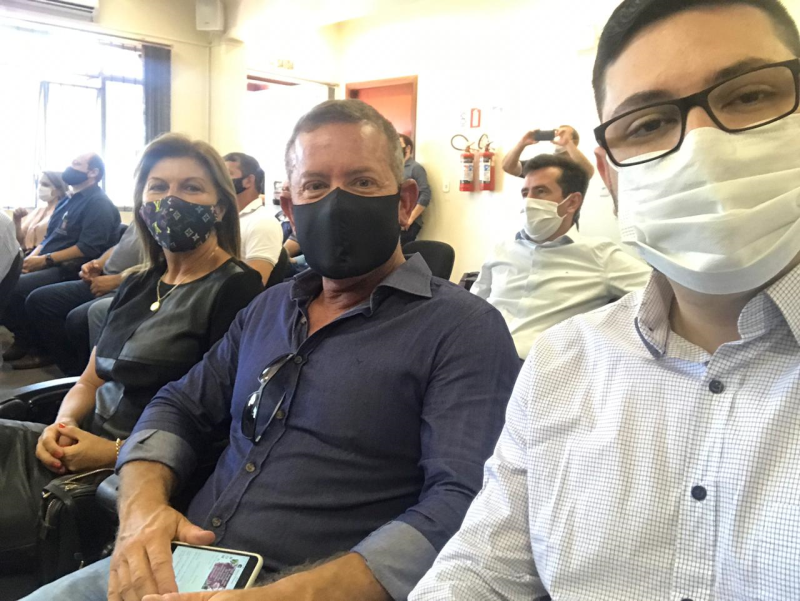 Prefeito Mário Filho e vice-prefeita Marivane Kuhn, de Santa Bárbara do Sul participaram de reunião do Comaja com importantes definições
